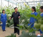 북한, 간부들 각지 근로자들과 5.1절 기념