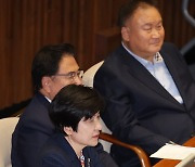 본회의 참석한 김영주 의원