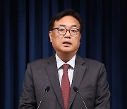 '채상병 특검법' 대통령실 입장 밝히는 정진석 비서실장