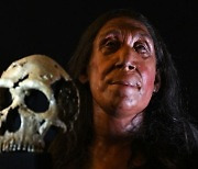 ‘뼛조각 200개’ 맞췄더니 나타난 얼굴…7만5000년 전의 ‘이 여성’
