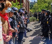 [포토]경찰과 대치하는 포틀랜드대 시위대