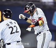 [포토]홈런의 기쁨을 나누는 LG 오스틴-김현수