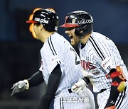 [포토]2점 홈런 LG 오스틴, 김현수와 함께!
