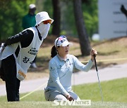 [STN포토]어프로치 샷을 준비하는 장수연