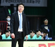 [챔프4차전 현장인터뷰] KT 송영진 감독 "허 훈 이번에도 교체 사인 내지 않았다. 정말 잘하고 있다"