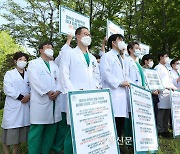 서울아산병원 교수들 휴진 ‘피켓 시위’···정부 “대부분 수련병원 정상진료”