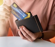“이게 얼마만? 지갑에 신용카드 생겼다”…266만명 감격의 ‘신용회복’