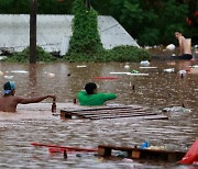 교량까지 휩쓸려간 홍수에 89명 사망·실종…브라질 남부 주민 긴급 대피
