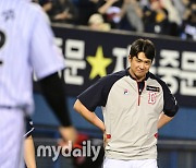 [MD포토] 김재환 '현수야, 오늘은 두산이 이겼다'