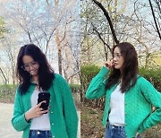 소녀시대 윤아 초록 카디건과 청바지 입고 공원서 화보 같은 일상