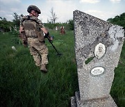 묘지 내 지뢰 탐지하는 우크라이나 공병대원