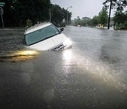 텍사스주 폭우, 침수 도로 도랑에 빠진 차량