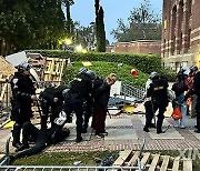 U.S.-LOS ANGELES-UCLA-PROTESTERS-ARREST