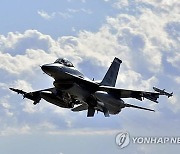 "F-16 전투기 우크라에 첫 배치"…전세 바꾸나