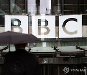 "BBC, 남성과 젊은 여성 뉴스진행자 우대"…여성 4명 소송