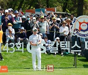 [포토] 강경남 '수많은 갤러리가 지켜본다'