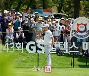 [포토] 이정환 '수많은 갤러리의 박수 받으며'