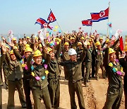 석화 간석지 1차 물막이 공사 마친 북한 군인 건설자들