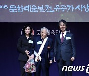 '한국 연극계 대부' 임영웅 극단 산울림 대표, 별세…향년 88세