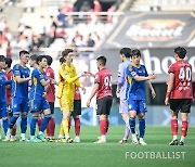 [포토] 마틴 아담의 페널티킥 결승골로 서울에게 1-0 승리를 거두는 울산