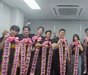 ‘범죄도시4’ 마동석→이주빈 700만 돌파 기념 ‘인간 화환’ 변신
