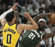 [NBA PO] '악동이 또 사고 쳤다' 베벌리, 관중에게 농구공 투척
