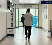 서울의대 교수 63% “전공의 이탈에 피로 누적···진료 줄여야”