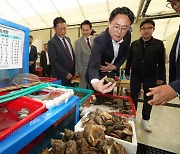 강도형 해수장관, 화재피해 서천시장서 온누리상품권 환급 행사 점검