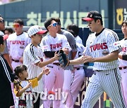 [MD포토] 손주영 '엘린이 함께하는 하이파이브'