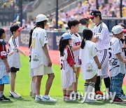 [MD포토] 신민재 '엘린이들 응원 받고 승리할게요'