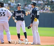 [MD포토] 정수빈 '오늘도 시작하자마자 안타'