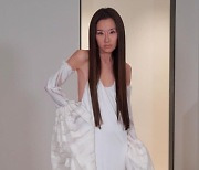 ‘손예진 웨딩드레스’ 만든 74살 디자이너, 20대라 해도 믿겠어 “초슬림 몸매”[해외이슈]