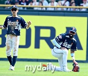 [MD포토] 정수빈-라모스 '아쉬운 수비'