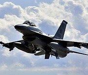 이번엔 진짜 게임체인저?…우크라 고대하던 ‘F-16 전투기’ 뜬다, 폭탄·미사일 장착