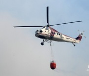 고성 DMZ 산불 이틀째 이어져…북한군 포문 열어 진화 헬기 철수