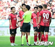 VAR 끝에 페널티킥 내준 FC서울의 어필 [사진]