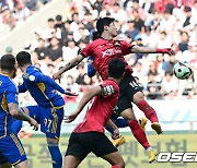 VAR 끝에 페널티킥 부른 울산 아타루와 FC서울 최준의 공중볼 경합 [사진]