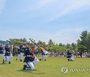 어린이날 맞이 제복 근무자 감사행사에서 육군 의장대 공연