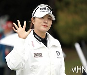 [mhn포토] 김민선, 출발 좋은 손 인사