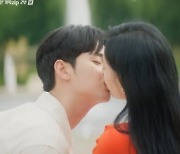'눈물의 여왕' 김수현♥김지원, 키스신 추가 공개…달콤함 한도초과