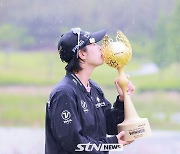 [STN포토]박지영, 시즌2승 짜릿한 키스