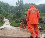 광주·전남에 250㎜ '물폭탄'…굴다리 고립된 차량서 일가족 4명 구조