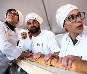 [포토] "어디가 끝이야?" 佛 제빵사들, 세계서 가장 긴 바게트 만들기 도전