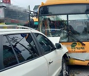 익산 교차로서 시내버스-SUV 충돌…4명 부상