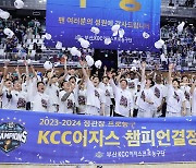 KCC, 정규리그 5위 첫 우승 새 역사… 허웅, 첫 ‘父子MVP’