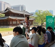 하나금융 임직원, 취약계층 아동 80여명 초청 `문화체험` 봉사