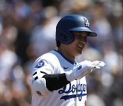 '시즌 9·10호 홈런' 오타니 "장타가 내 특기 중의 하나, 홈런왕 경쟁은 의식하지 않아"