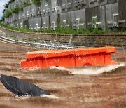 '어린이날 폭우' 불어난 물에 휩쓸린 70대 숨진 채 발견