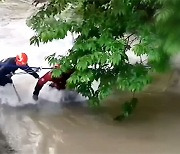 기록적인 폭우에 마을 침수…70대 남성 휩쓸려 사망