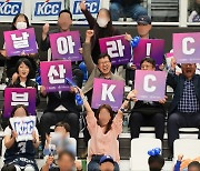 "KCC 우승하면 춤 추겠다"…박형준 부산시장 약속 지켰다